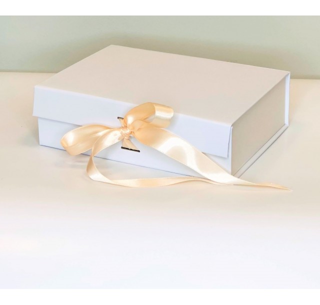Magnetinė dovanų dėžutė su kaspinu (balta XS 20x15x5 cm)