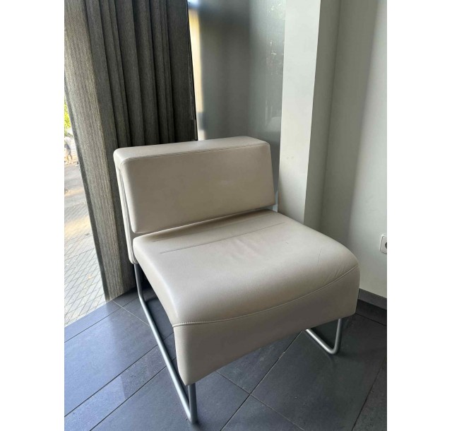 Baltas odos imitacijos foteliukas (naudota)